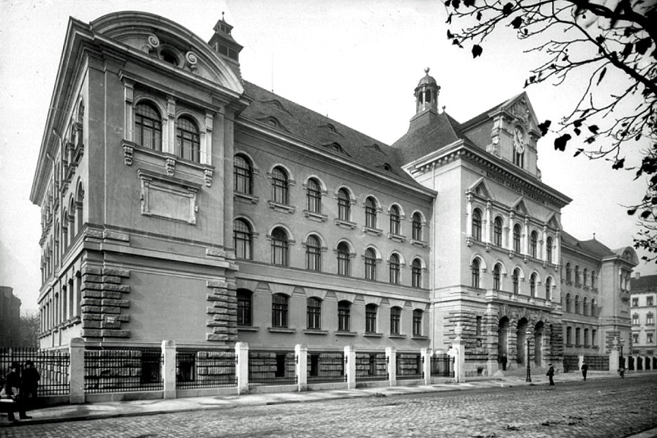 Königin-Carola-Gymnasium Straßenseite