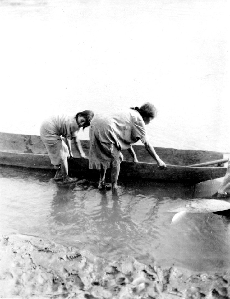 Kvinnor vid kanot. Sydamerika, Rio Chaparé, Bolivia - SMVK - 005591