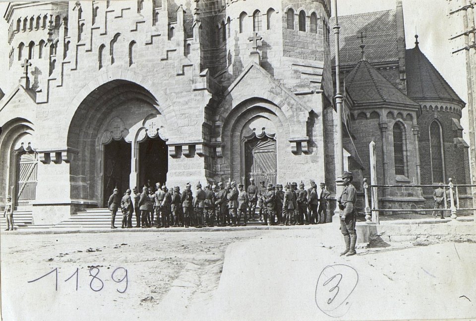 König Ludwig III.Geburtstag, Offiziersgruppe vor der Kirche. (BildID 15730130)