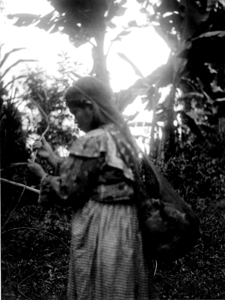 Kvinna bär ett barn. Veraguas. Panama - SMVK - 004278