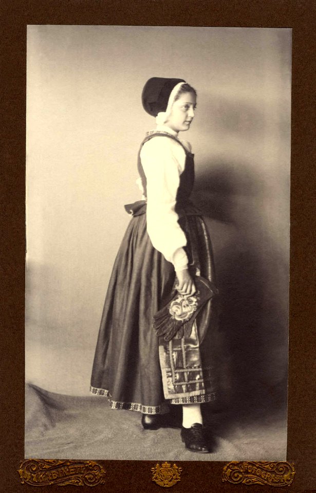 Kvinna i folkdräkt - Nordiska Museet - NMA.0040080