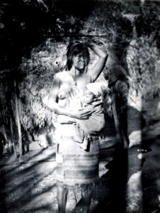 Kvinna med barn i sele. Rio Parapiti. Bolivia - SMVK - 005694 photo