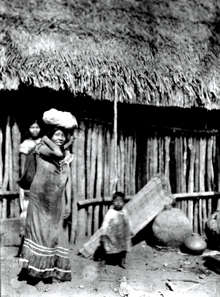 Kvinna med börda på huvud och rygg. Missionsstn. Cavinas, nära R.Beni, Bolivia - SMVK - 005047