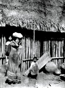 Kvinna med börda på huvud och rygg. Missionsstn. Cavinas, nära R.Beni, Bolivia - SMVK - 005047