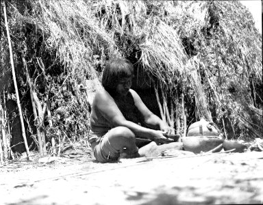 Kvinna sittande utanför hydda som tillverkar keramik. Bolivianska Chaco. Gran Chaco - SMVK - 004787 photo