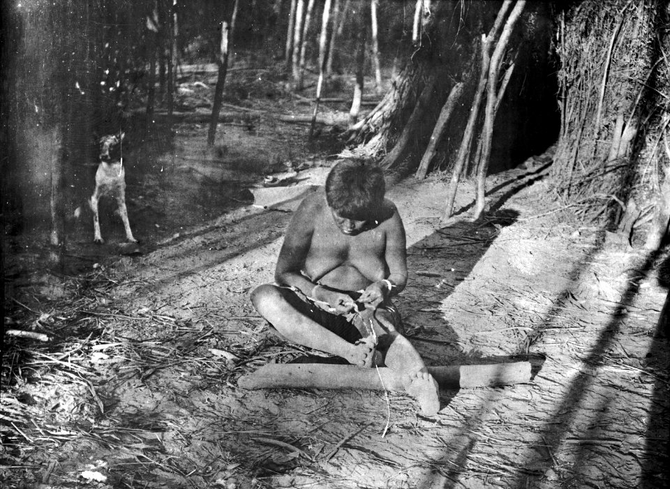 Kvinna som utför ett knytarbete. Bolivianska Chaco. Gran Chaco - SMVK - 004796