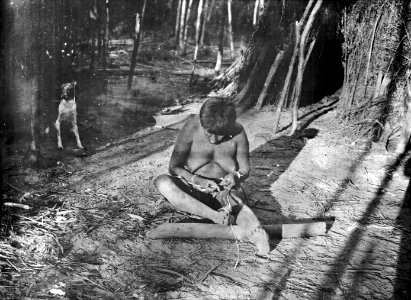 Kvinna som utför ett knytarbete. Bolivianska Chaco. Gran Chaco - SMVK - 004796