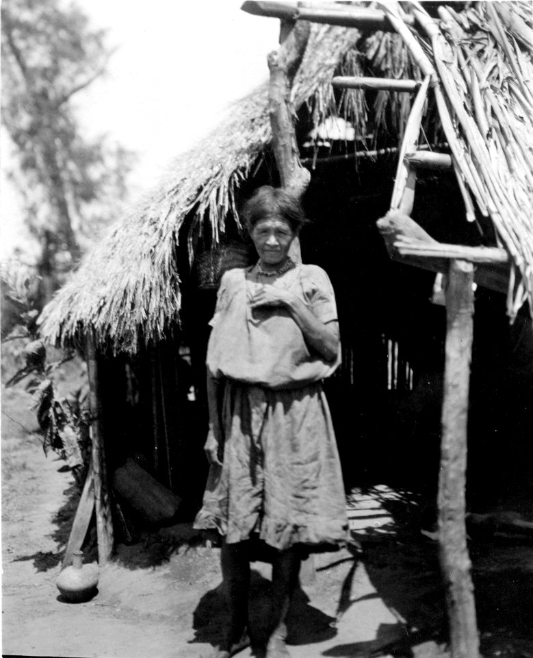 Kvinna vid hydda. Samma motiv och person i foto 005578. Sydamerika. Bolivia - SMVK - 005600