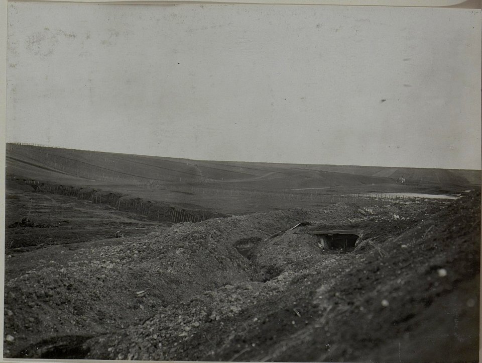 Künstliche Stromanlage in der Niederung Nowostawce-PILAWA mit russischen Stellungen und Hindernissen vor dem eigenen III-56 Feldbataillon. (BildID 15450638)