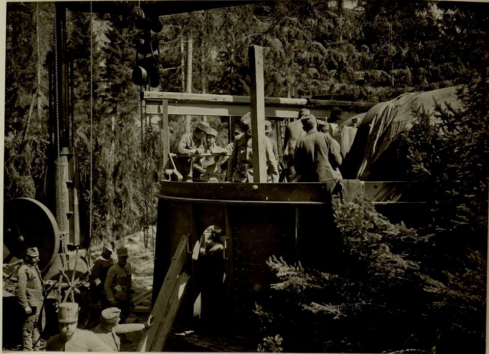Küsten Haubitzen L-15, Batterie 3, Stellung im Desachtal. Arbeiten am Turm. Aufgenommen am 20. August 1916. (BildID 15480363)