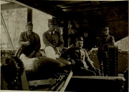 Küsten Haubitzen L-15, Batterie 3, Stellung im Lesachtal. Batterie Offiziere am Geschützturm. Aufgen.am 21. VIII. 1916. (BildID 15480419)