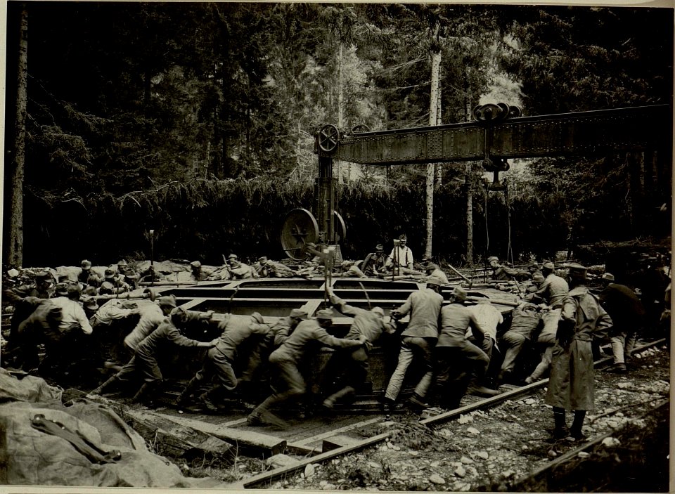 Küsten Haubitzen L-15, Batterie 3, Stellung im Lesachtal. Bewegungsprobe des Pivotringes. Aufgenommen am 19.VIII.1916. (BildID 15480244)