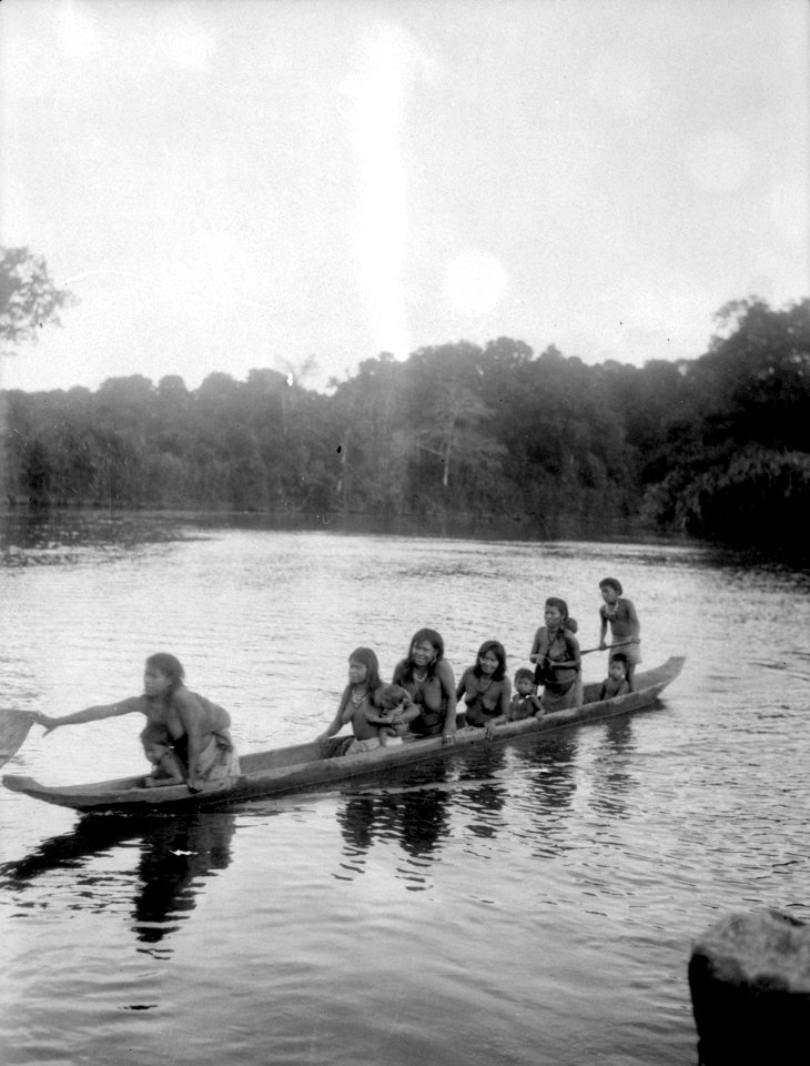 Kvinnor och barn i kanot. Sambú River, Darién. Panama - SMVK - 004006