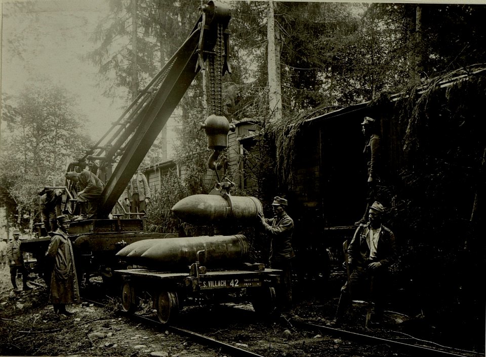 Küsten Haubitzen L-15, Batterie 3, Stellung im Lesachtal. Geschosse werden vom Wagen verladen und zwar auf den ROLL-wagen und zur Batterie geführt. Aufgen. am 20.VIII.1916. (BildID 15480384)