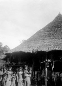 Kvinnor vid hydda med barn. Chocó. Colombia - SMVK - 004371