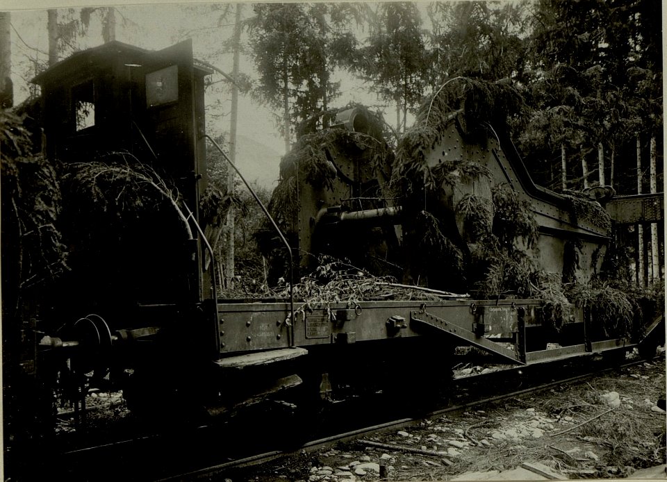 Küsten Haubitzen L-15, Batterie 3, Stellung im Lesachtal. Lafettenwagen maskiert am Transport. Aufgen.am 19.VIII.1916. (BildID 15480258)