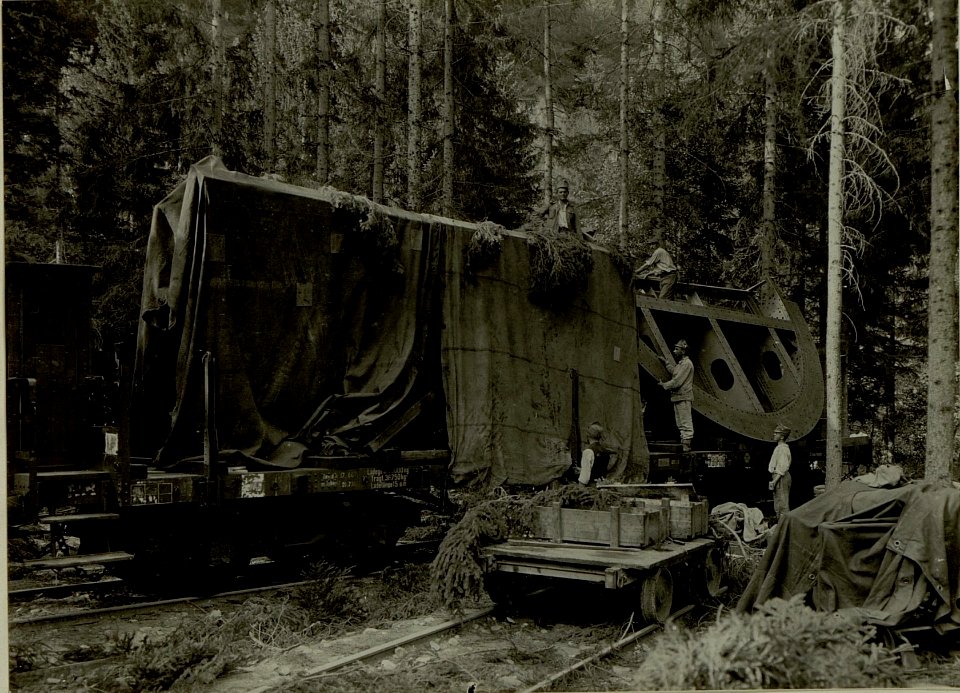 Küsten Haubitzen L-15, Batterie 3, Stellung im Lesachtal. Pivotring am Wagen vor dem Abladen. Aufgen.am 18.VIII.1916. (BildID 15480223)
