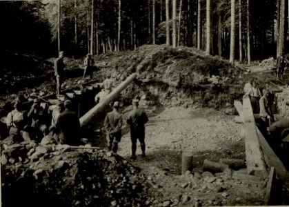 Küsten Haubitzen L-15, Batterie 3, Stellung im Lesachtal. Pölzung der Schienen. Aufgenommen am 15. August 1916. (BildID 15480104)