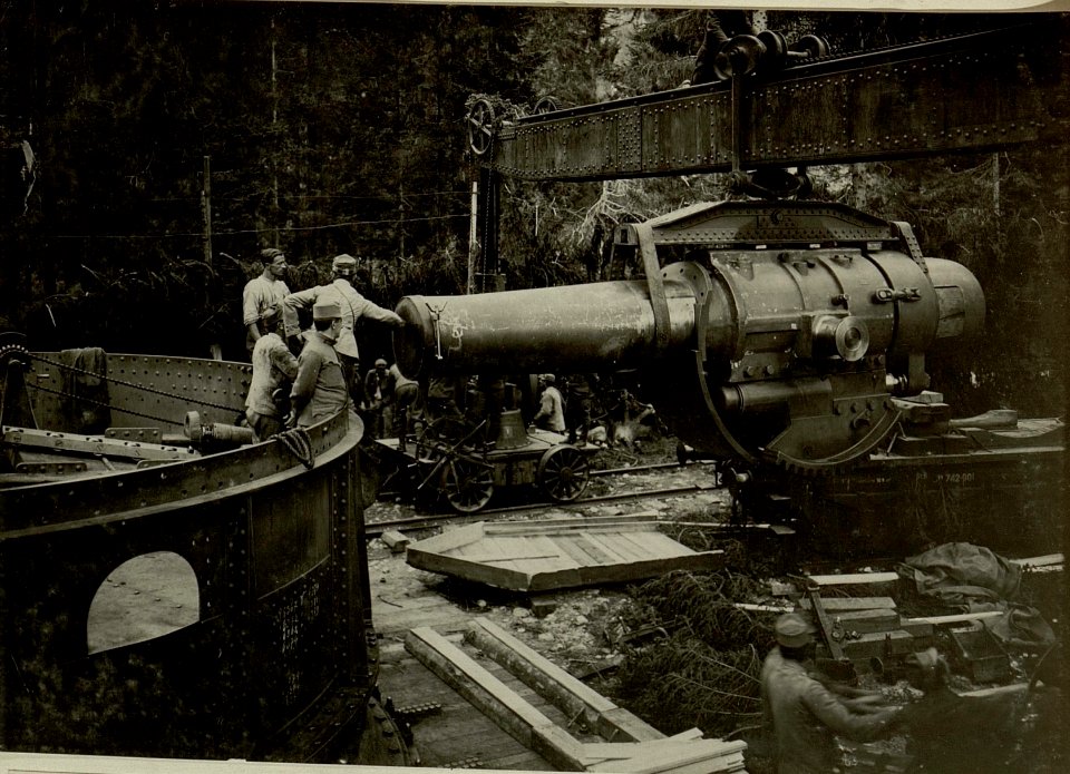 Küsten Haubitzen L-15, Batterie 3, Stellung im Lesachtal. Rohr wird vom Wagen zum Turm geleitet. Aufgen.20.VIII.1916. (BildID 15480335)
