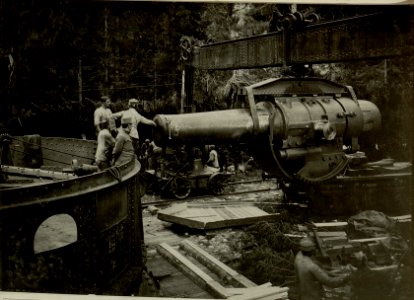 Küsten Haubitzen L-15, Batterie 3, Stellung im Lesachtal. Rohr wird vom Wagen zum Turm geleitet. Aufgen.20.VIII.1916. (BildID 15480335)