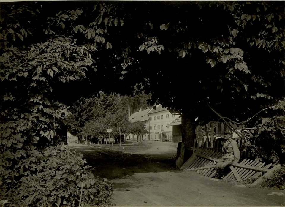 Küsten Haubitzen L-15, Batterie 3, Stellung im Lesachtal. Unterkunft der Batterie Mannschaft. Aufgen.am 22.VIII.1916. (BildID 15480510)