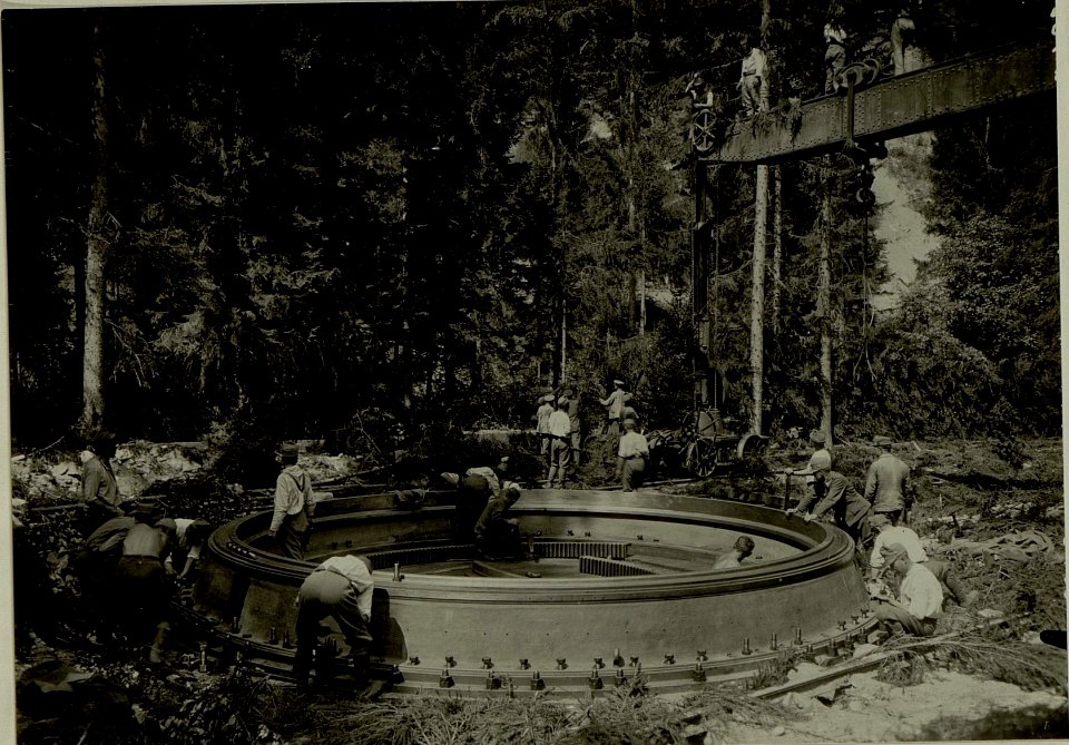 Küsten Haubitzen L-15, Batterie 3, Stellung im Lesachtal. Vom aufliegendem Untersatz werden die Schrauben genommen. Aufgenommen am 16. August 1916. (BildID 15480181)