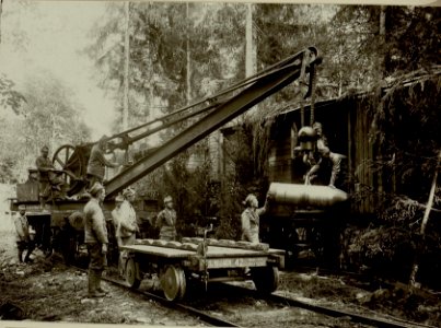 Küsten Haubitzen L-15, Batterie 3, Stellung im Lesachtal. Ausladen der Geschosse vom Wagen. Aufgen. am 20.VIII.1916. (BildID 15480370)