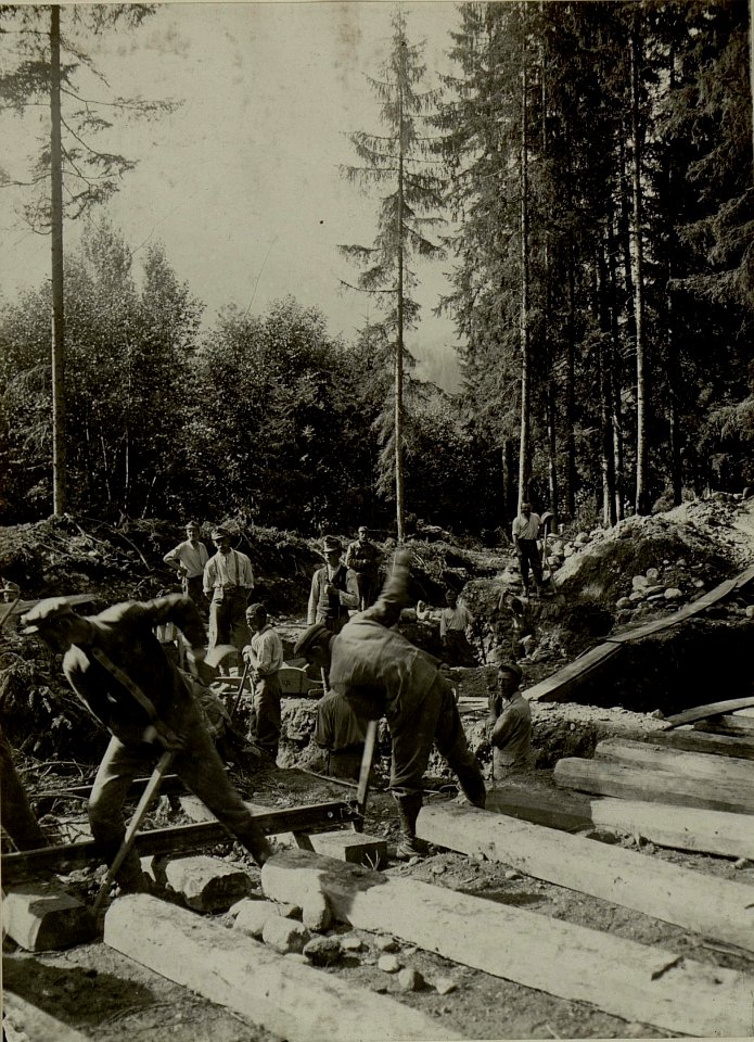Küsten Haubitzen L-15, Batterie 3, Stellung im Lesachtal. Bettungsgrube und Schienenbau zur Stellung. Aufgenommen am 14. August 1916. (BildID 15480097)