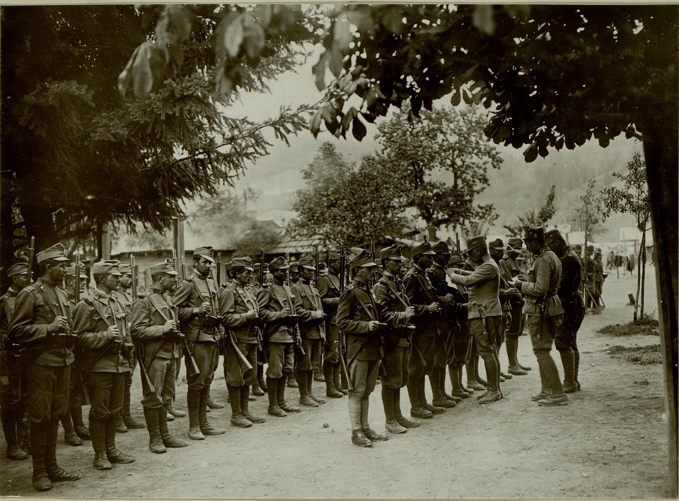 Küsten Haubitzen L-15, Batterie 3, Stellung im Lesachtal. Dekorierung einzelner Mannschaftspersonen der Batterie. Aufgenommen am 17. August 1916. (BildID 15480517)