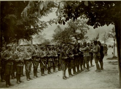 Küsten Haubitzen L-15, Batterie 3, Stellung im Lesachtal. Dekorierung einzelner Mannschaftspersonen der Batterie. Aufgenommen am 17. August 1916. (BildID 15480517)