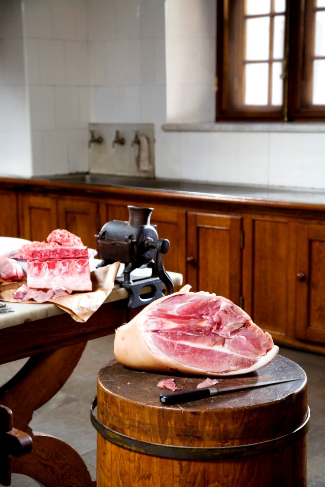 Kök-Kött på kubbe. Utställningen Smak av svunnen tid år 2007 - Hallwylska museet - 86340