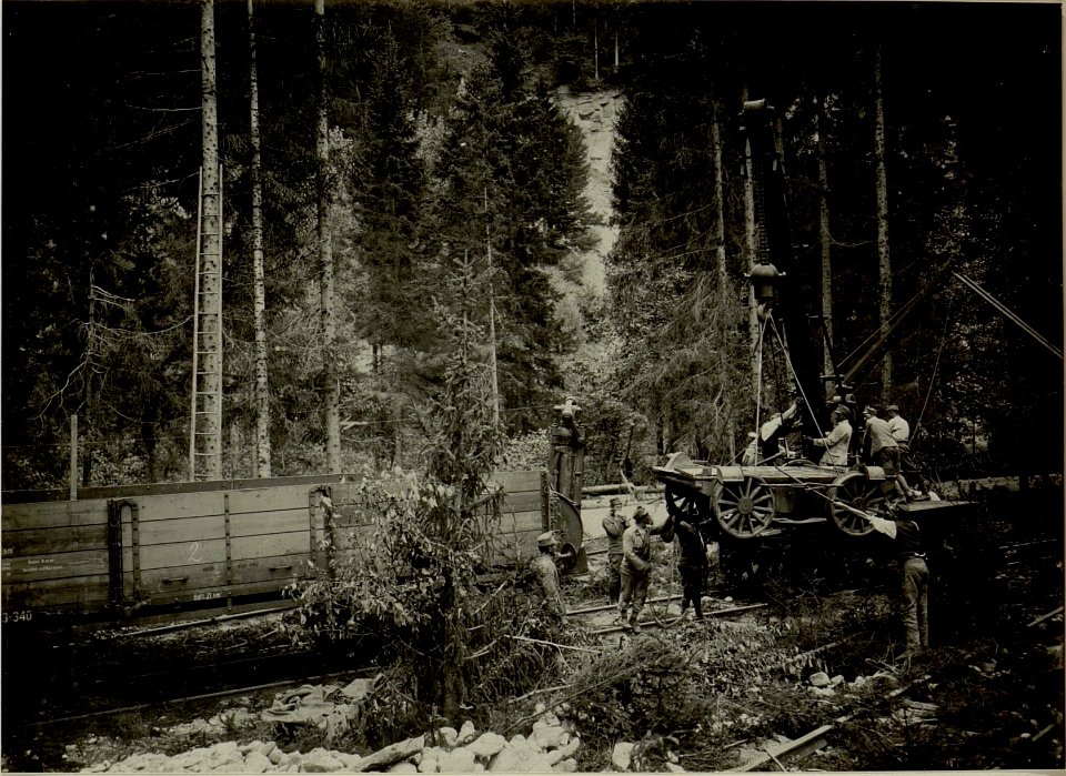 Küsten Haubitzen L-15, Batterie 3, Stellung im Lesachtal. Postamentwagen für den Kran wird mittels Lorikran vom Wagen gehoben. Aufgenommen am 15. August 1916. (BildID 15480118)