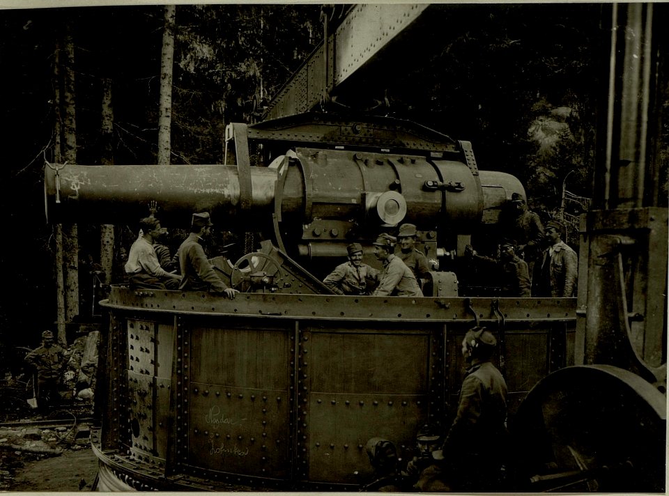 Küsten Haubitzen L-15, Batterie 3, Stellung im Lesachtal. Rohr wird in den Turm eingelassen. Aufgen.am 20.VIII.1916. (BildID 15480342)