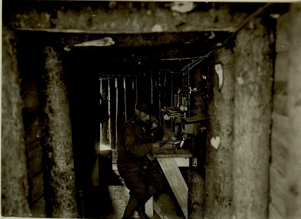 Küsten Haubitzen L-15, Batterie 3, Stellung im Lesachtal. Telephon im Abzieh Unterstand. Aufgen.am 22. VIII. 1916. (BildID 15480503)
