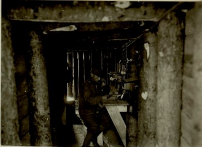 Küsten Haubitzen L-15, Batterie 3, Stellung im Lesachtal. Telephon im Abzieh Unterstand. Aufgen.am 22. VIII. 1916. (BildID 15480503)