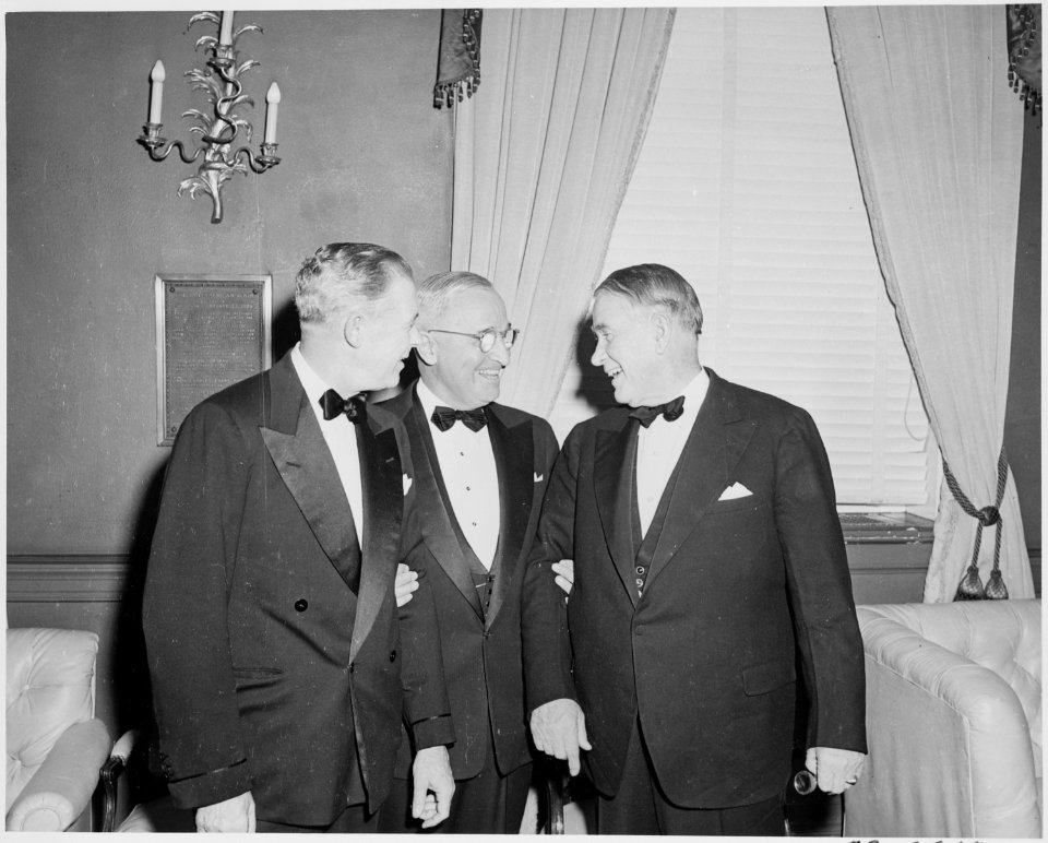 L to R, Unidentified man, President Harry Truman, and Vice President Alben Barkley at dinner honoring Truman and... - NARA - 200005