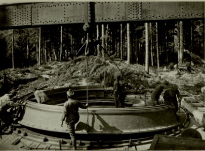Küsten Haubitzen L-15, Batterie 3, Stellung im Lesachtal. Untersatz vom Pivotring am Bettungsring aufliegend. Innenansicht. Aufgenommen am 16. August 1916. (BildID 15480174)