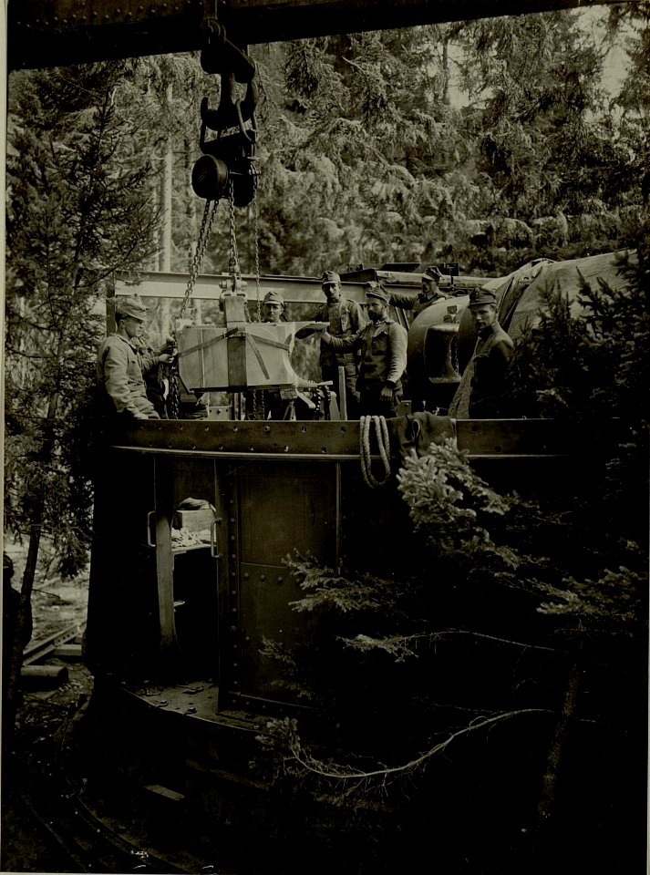 Küsten Haubitzen L-15, Batterie 3, Stellung im Lesachtal. Verschluss freihängend. Aufgenommen am 20.VIII.1916. (BildID 15480349)