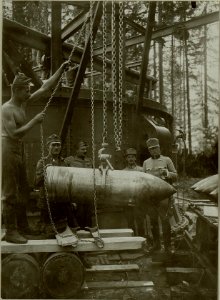 Küsten Haubitzen L-15, Batterie 3, Stellung im Lesachtal.Geschoss freihängend. Aufgenommen am 20. August 1916. (BildID 15480398)