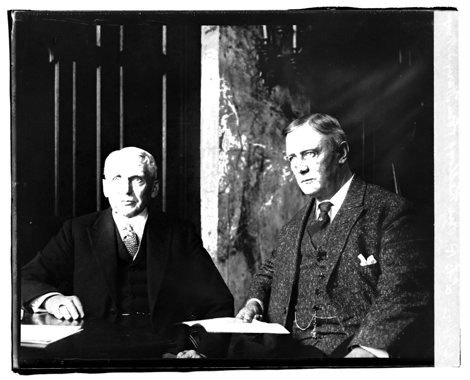 L to R- Sen. Kellogg, Sen. Harry S. New LCCN2016819930