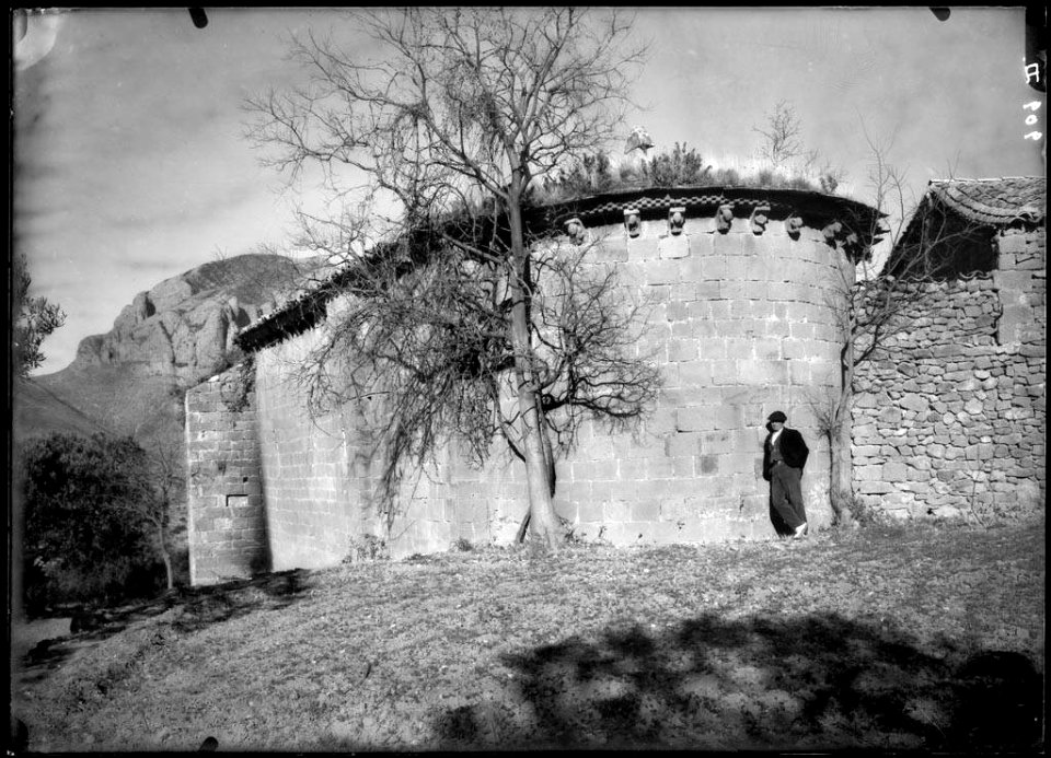 L'absis de l'ermita de San Martín amb un home