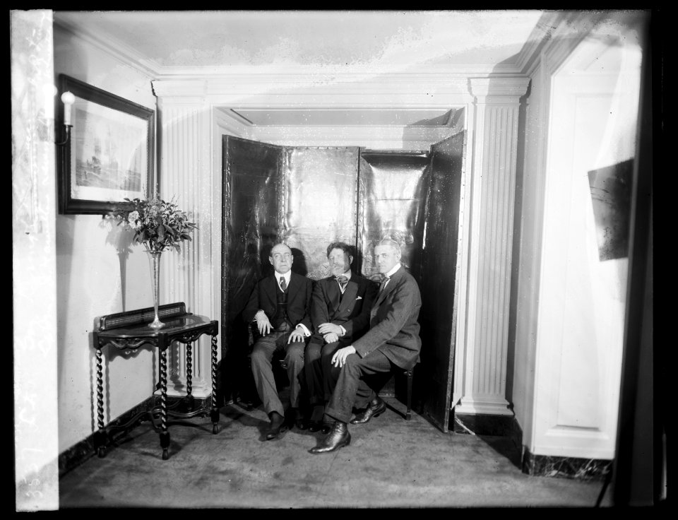 L to R, Gov. Brough of Arkansas, Ex. Sen. J. Hamilton Lewis, Mayor Geo. R. Lunn Sch(...), N.Y. LCCN2016851438