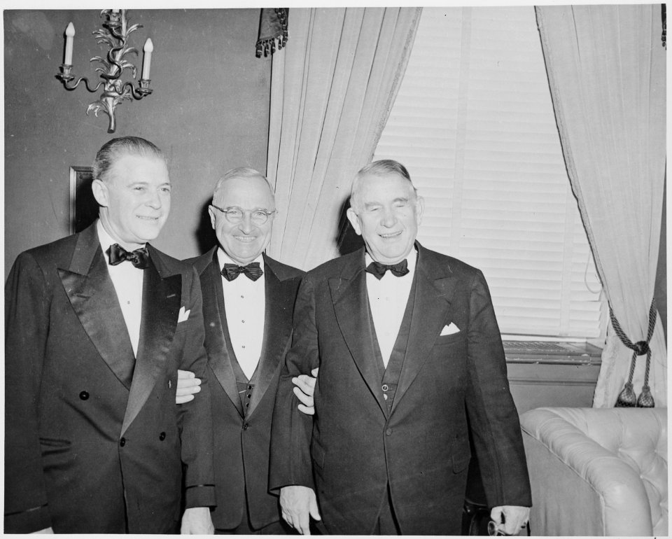 L to R, Unidentified man, President Truman, and Vice President Alben Barkley at the dinner in their honor at the... - NARA - 200018