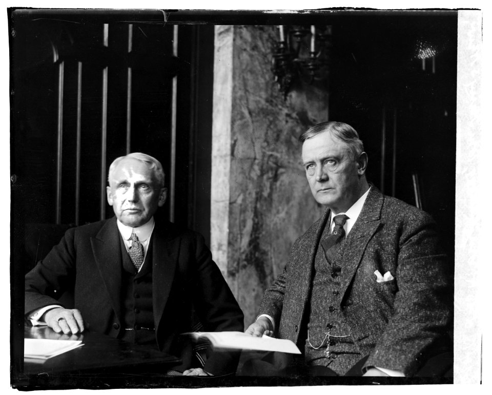 L to R- Sen. Kellogg, Sen. Harry S. New LCCN2016819929