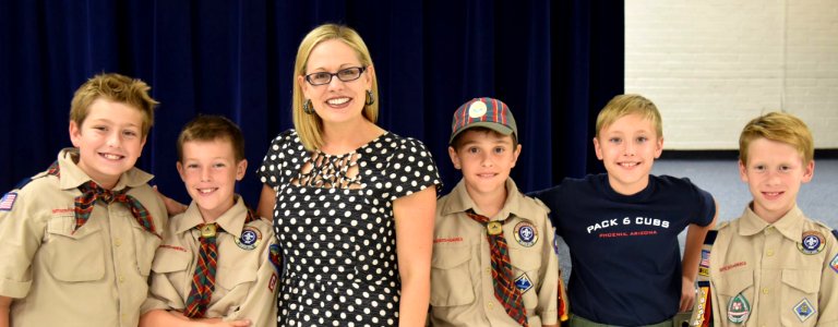 Kyrsten Sinema meets with Boy Scouts Cub Scout Pack 6, Phoenix, Arizona (2016-10-27) 04 photo