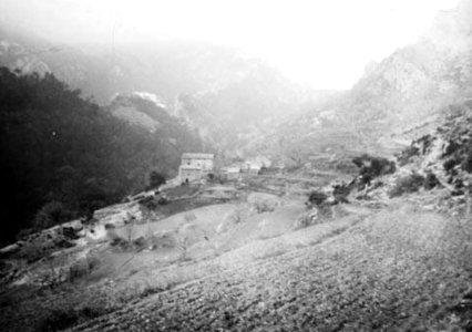 L'anomenada casa Valielles en una vall al peu de Busa (cropped)