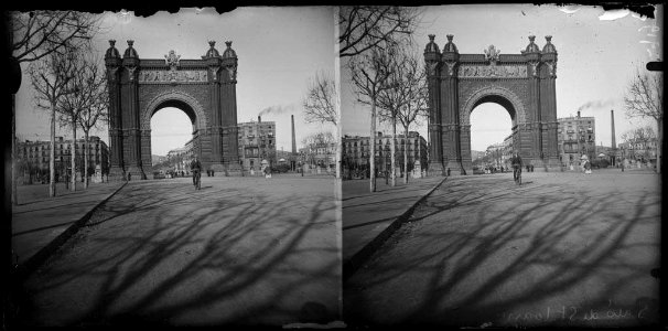 L'Arc de Triomf amb un home anant en bicicleta