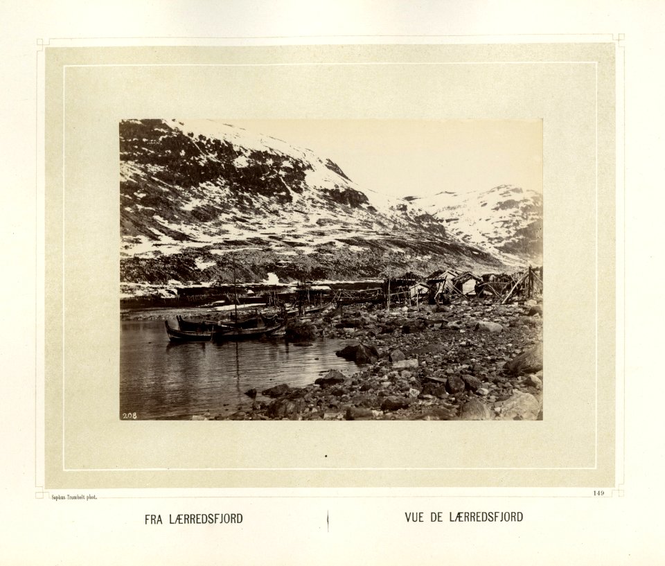 Kystlandskap med båter og naust ved Lerresfjord i Finnmark - Norsk folkemuseum - NF.15006-143