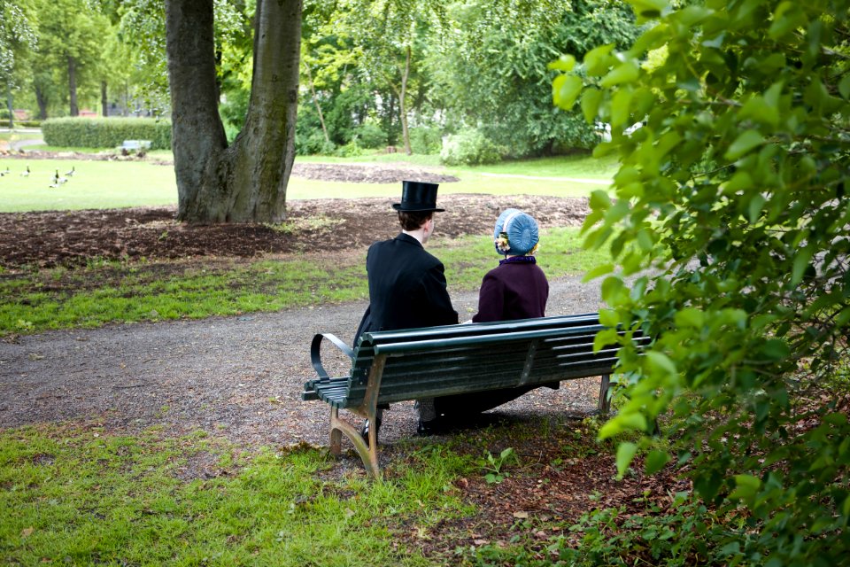 Kärlekspar på parkbänk - Hallwylska museet - 85911