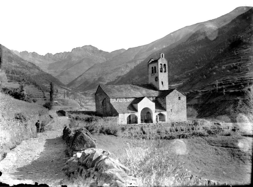 L'església de Linás de Broto al mig de la vall i un home al camí